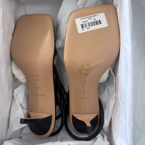 Sandals Louis Vuitton Strappy
Heel black 37 - Picture 11 of 12